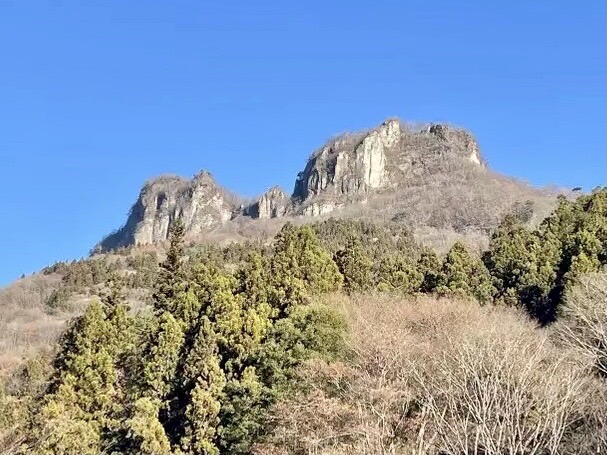 屏風のように立ちはだかる立岩