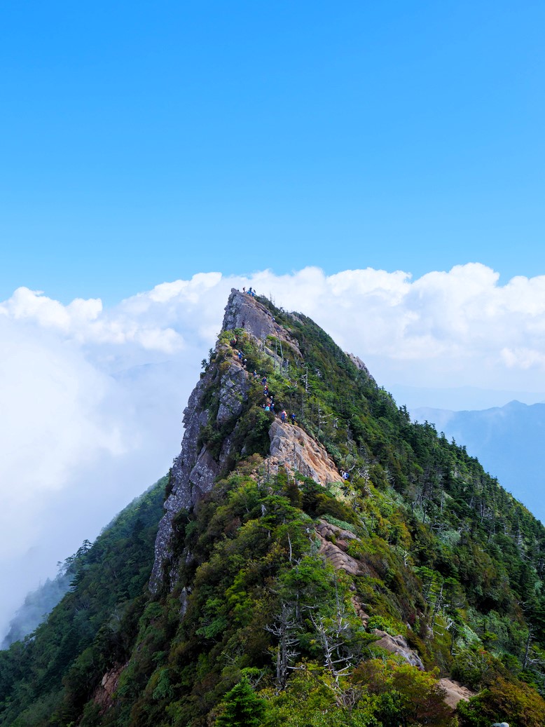 火山を起源とする石鎚山の天狗岳