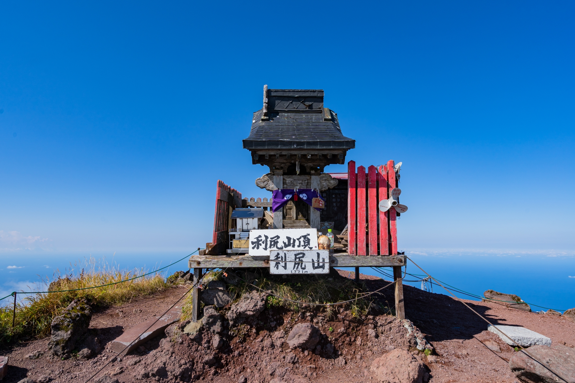 山頂には祠が祀られている