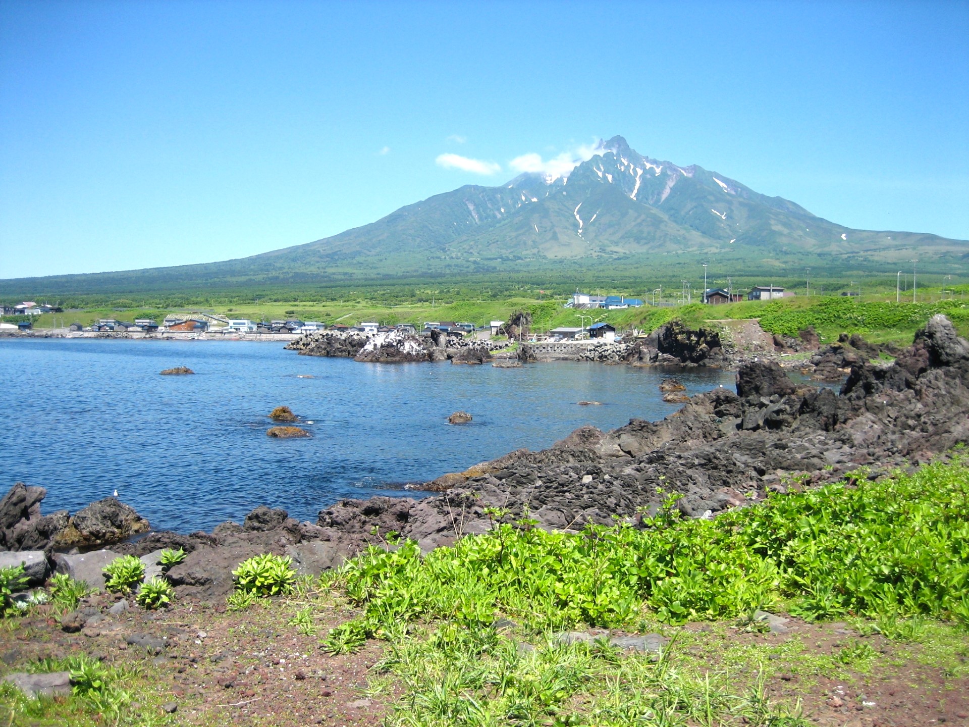 円錐型の山容が美しい利尻富士
