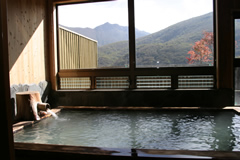 九州一高いところにある温泉として知られる〈法華院温泉山荘（ほっけいんおんせんさんそう）〉写真HPより