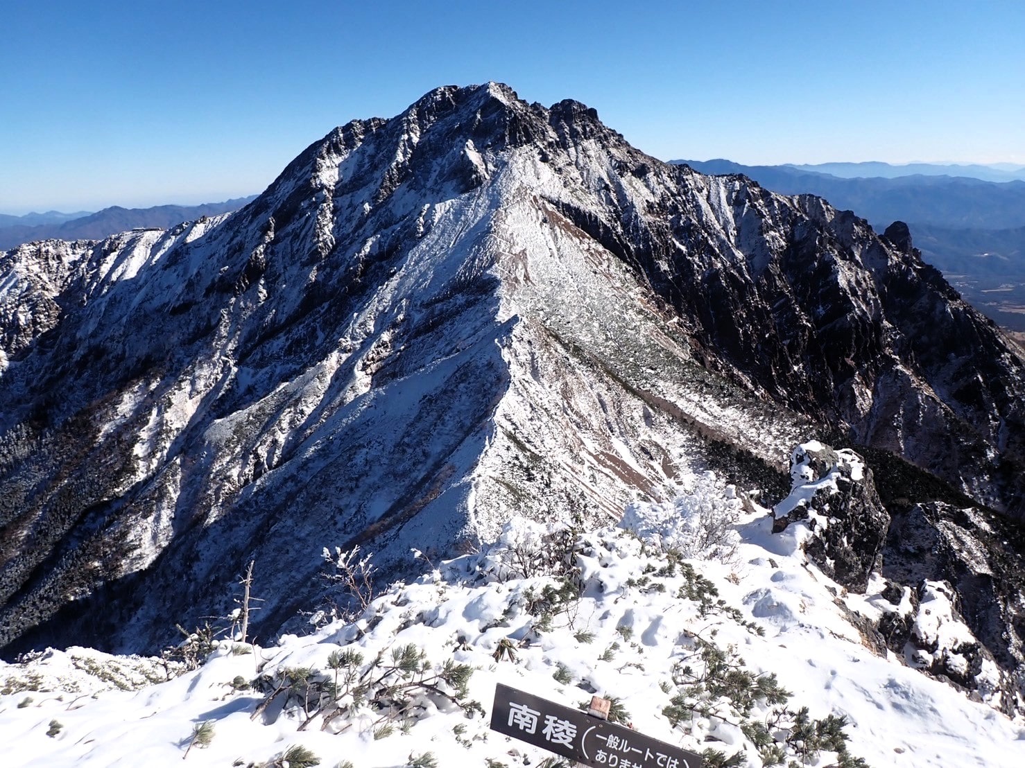 山頂から赤岳を望む