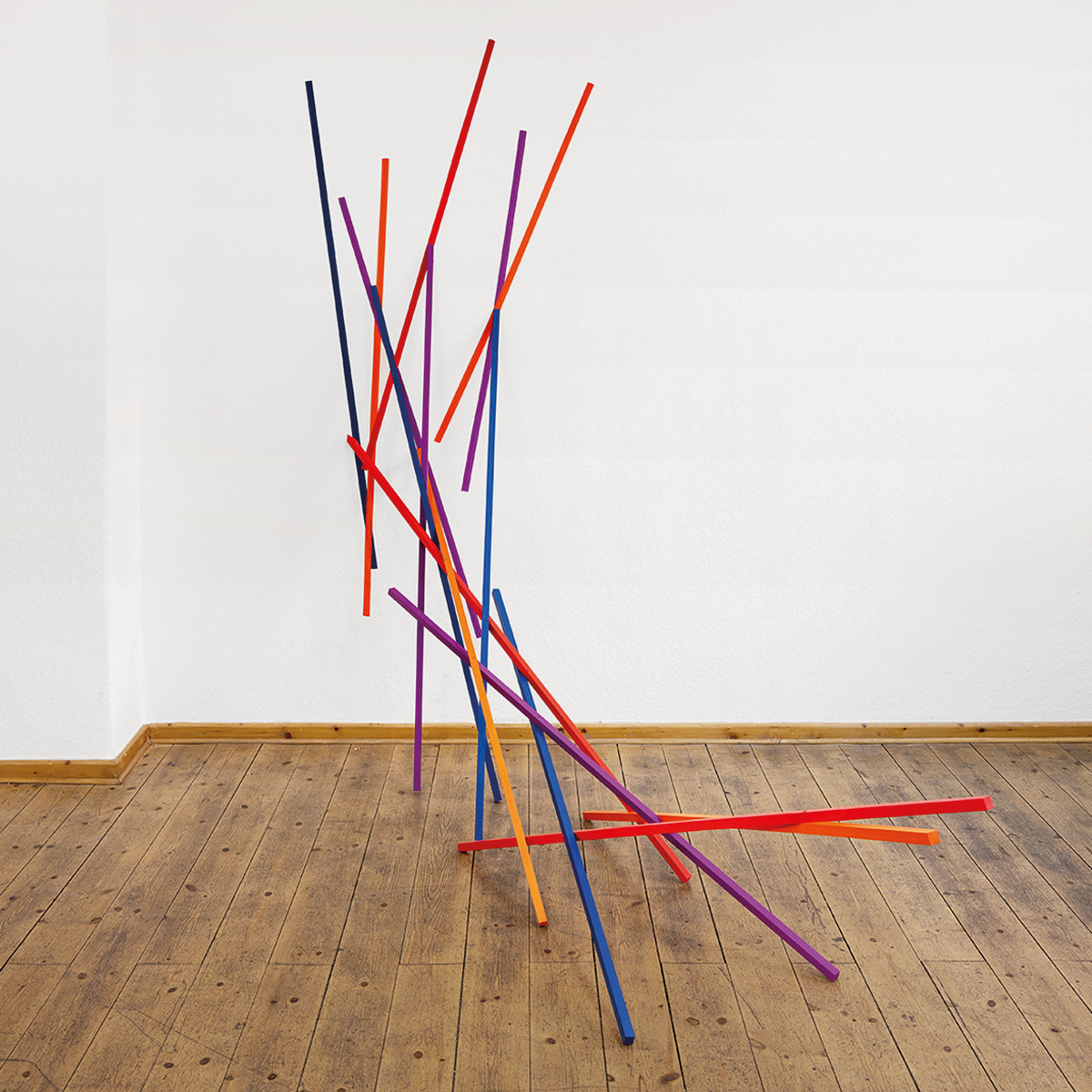 "Schwung", 2021, 220 x 240 x 90 cm, Holzlatten, Tape