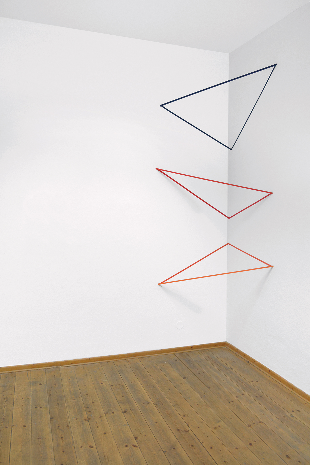 "Die fliegende Ecke", 2021, 300 x 126 x 67 cm, Holzlatten, Tape