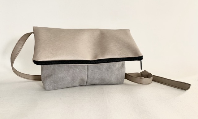 Pochette B  toile gris clair rabat skaï beige  anse skaï beige