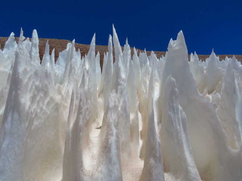 scharfzackig glitzert der Schnee in der Sonne