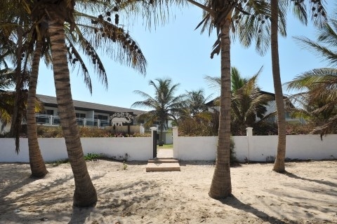 Beach entrance - Bungalow Beach Hotel