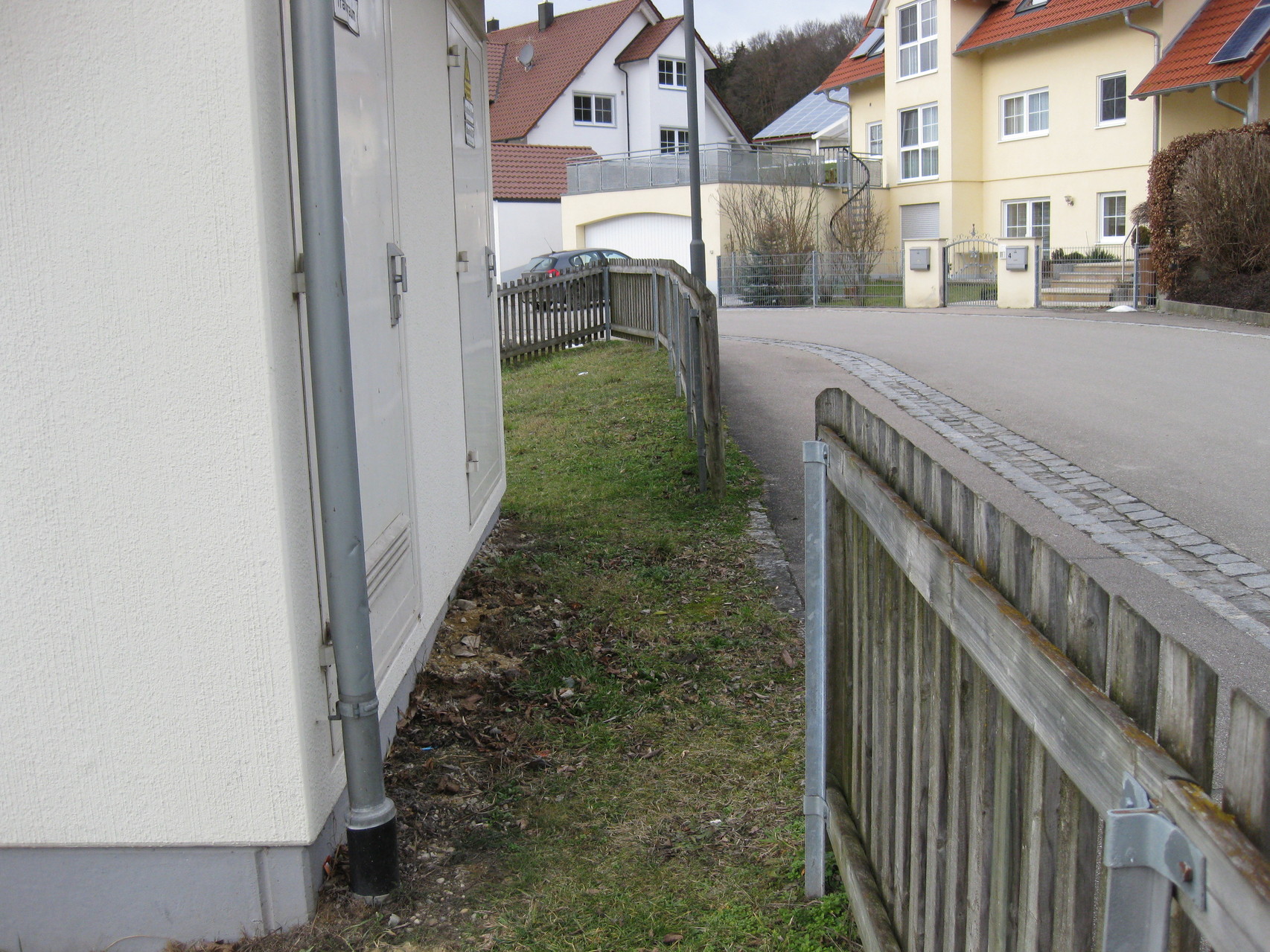 Trafohäuschen mit Zugang zur Straße