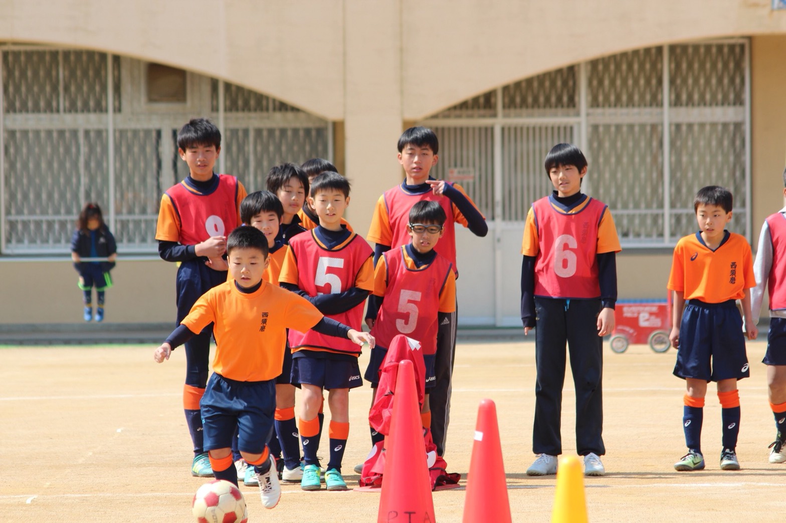卒団式では小さい後輩と一緒に