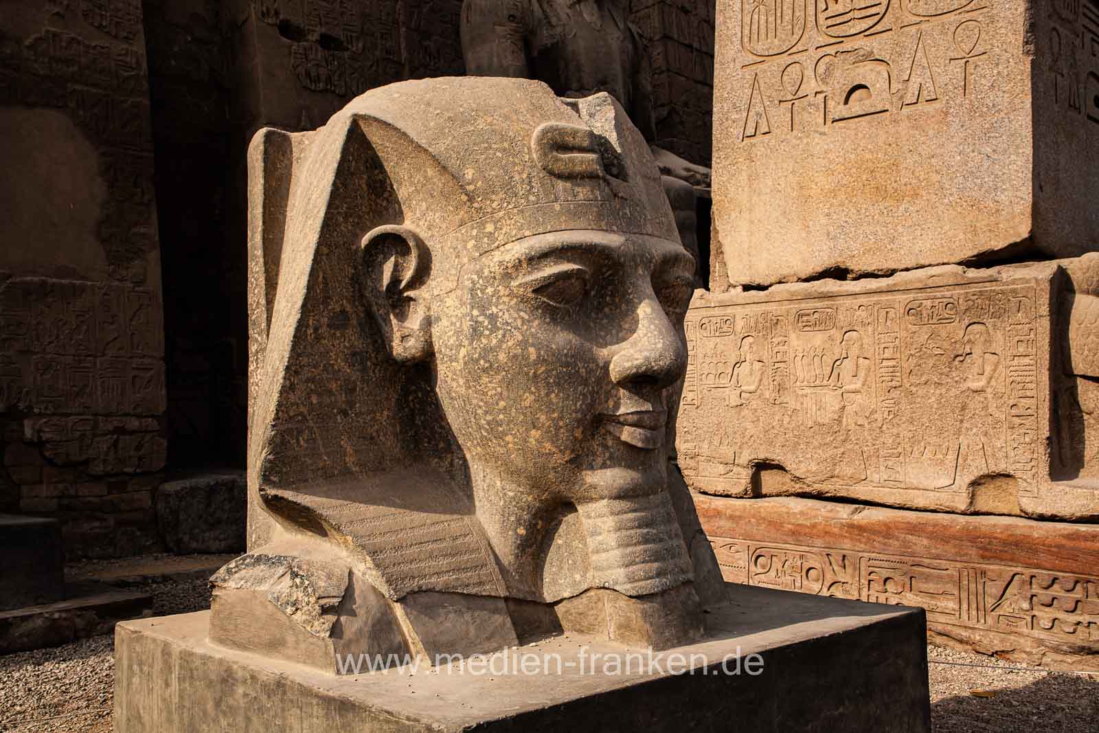 Kopf Ramses II., Bildband Luxor-Theben, Ägypten