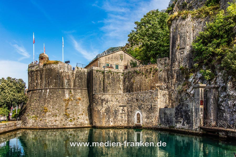 Festungsmauer am Gurdic Tor in Kotor, Montenegro