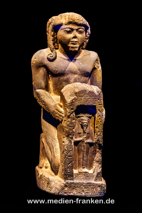 Statue von Chaemwaset, die eine Figur des Ptah hält