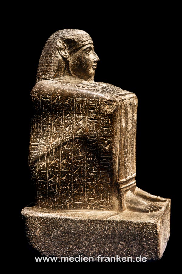 Blockstatue des Wesirs Paser mit Emblemen der Götter von Theben