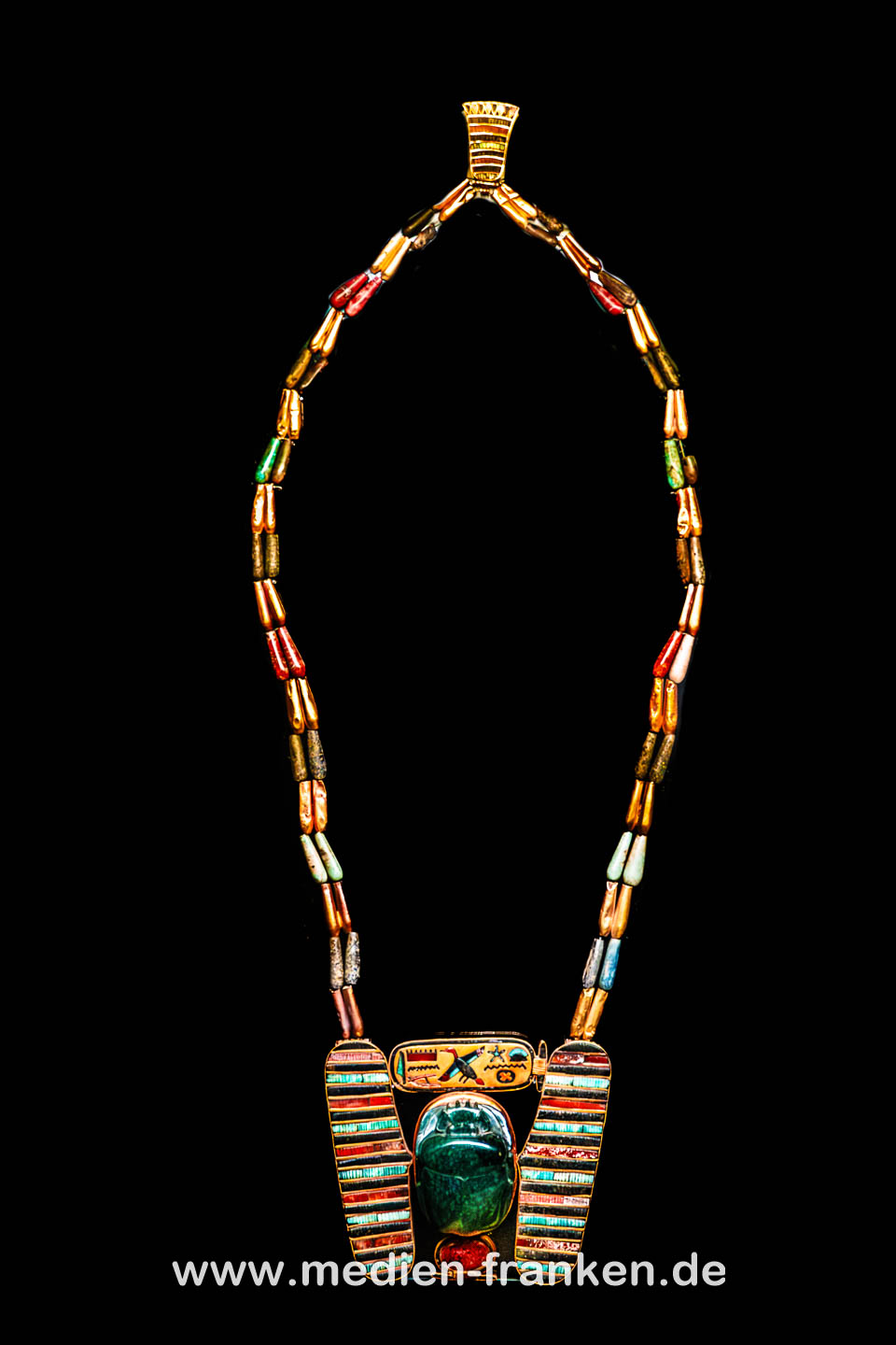 Pektoral-Halskette von Psusennes I aus Gold, Glas, Karneol, Feldspat und Jaspis 