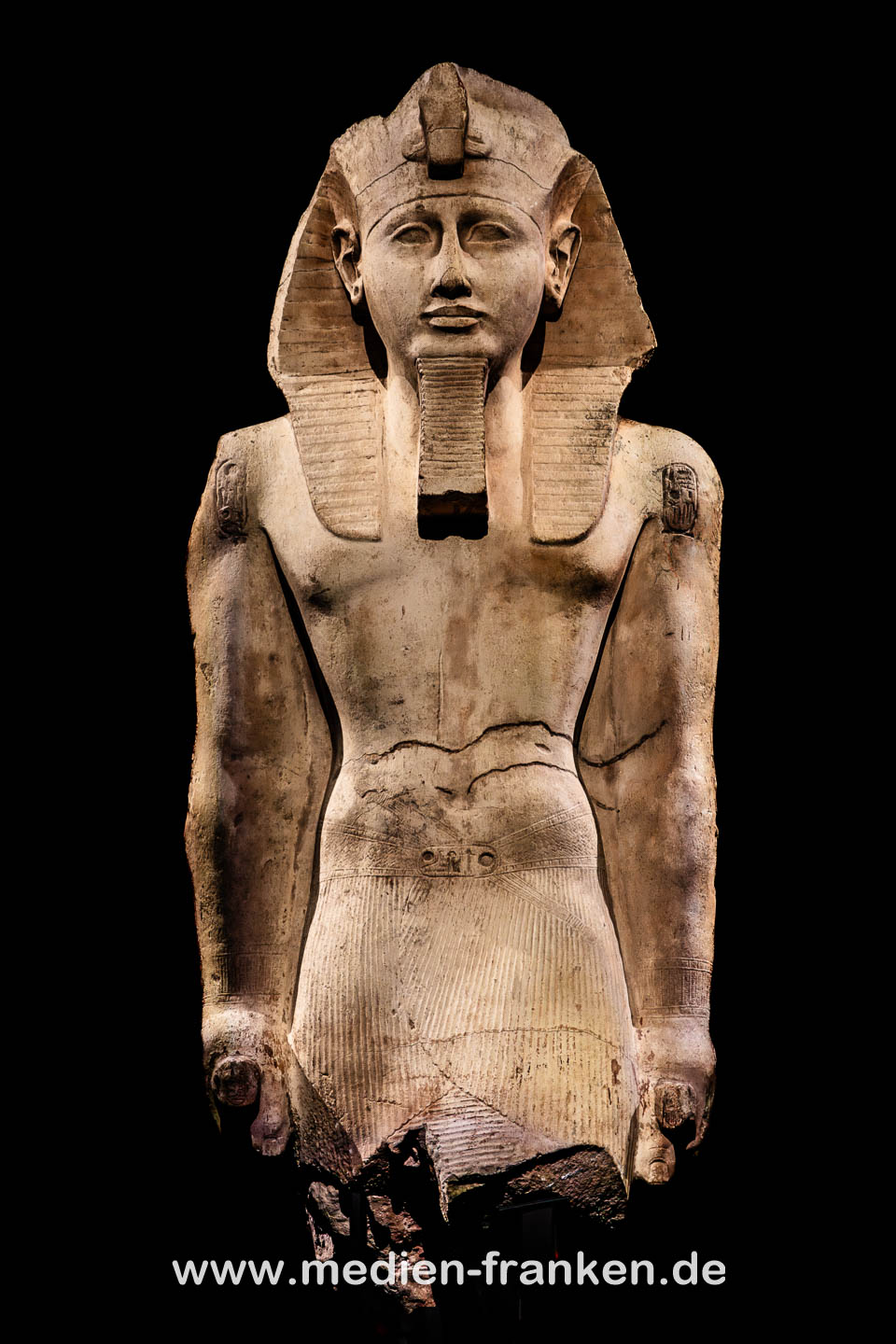 Teil einer Kolossalstatue von Ramses II