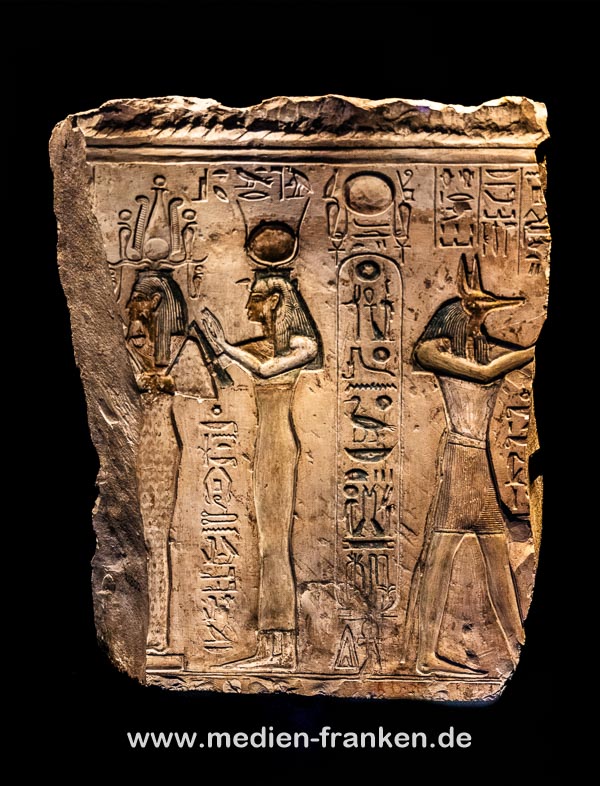 Reflief mit Göttern Anubis, Isis und Osiris sowie Kartuschen von Ramses II