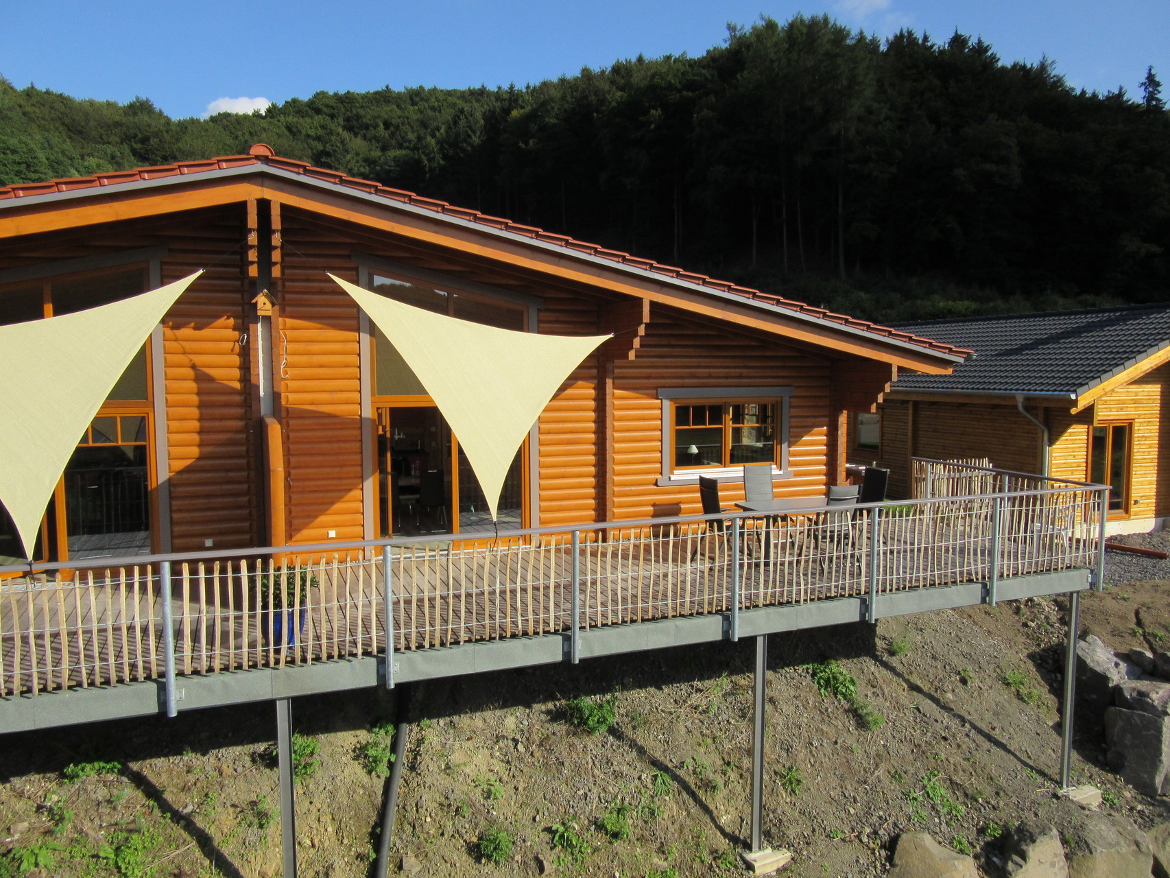 große Holzterrasse mit Seeblick