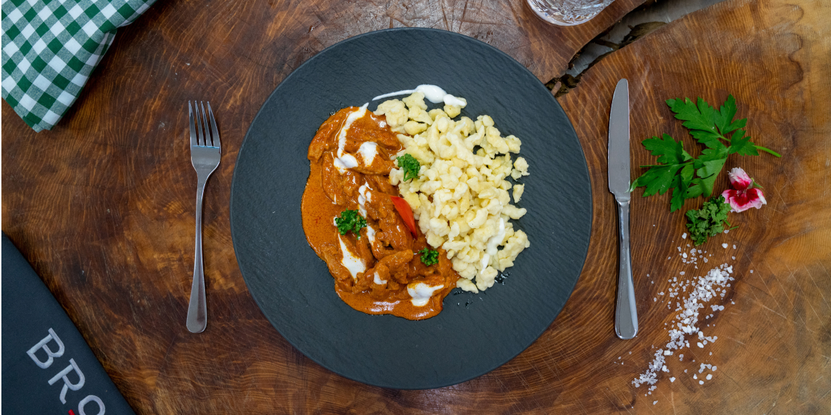 Rezept-Tipp: Paprika-Hendl mit Nockerl!