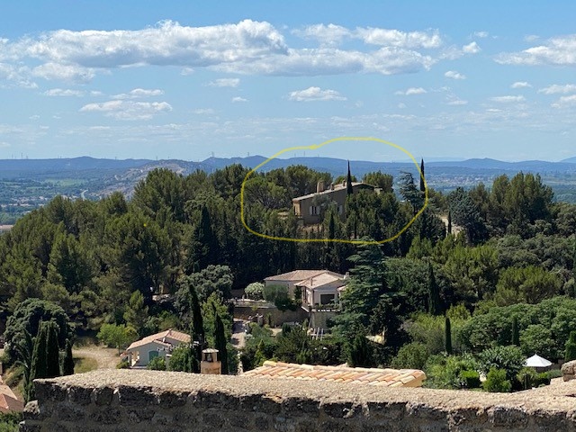 La maison vue de la terrasse du château