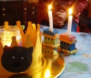 Offene Kerzen auf dem Geburtstagstisch eines 2jährigen.