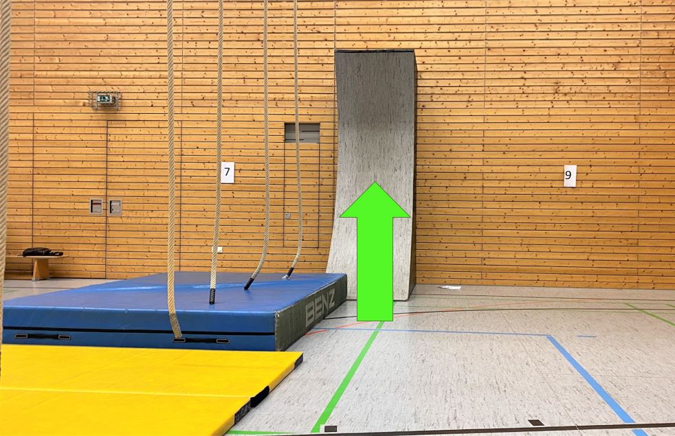 Start: Renne die 3m Wall hoch (die Altersgruppe Schüler I muss nicht die Wall hoch) 
