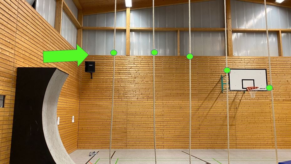 Station 1: schwing dich an den Seilen zum Kasten 