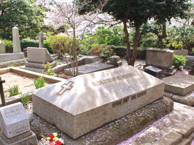横浜市中区山手町の横浜外国人墓地にあるエリザ・シドモア女史の墓（2012年4月13日撮影）