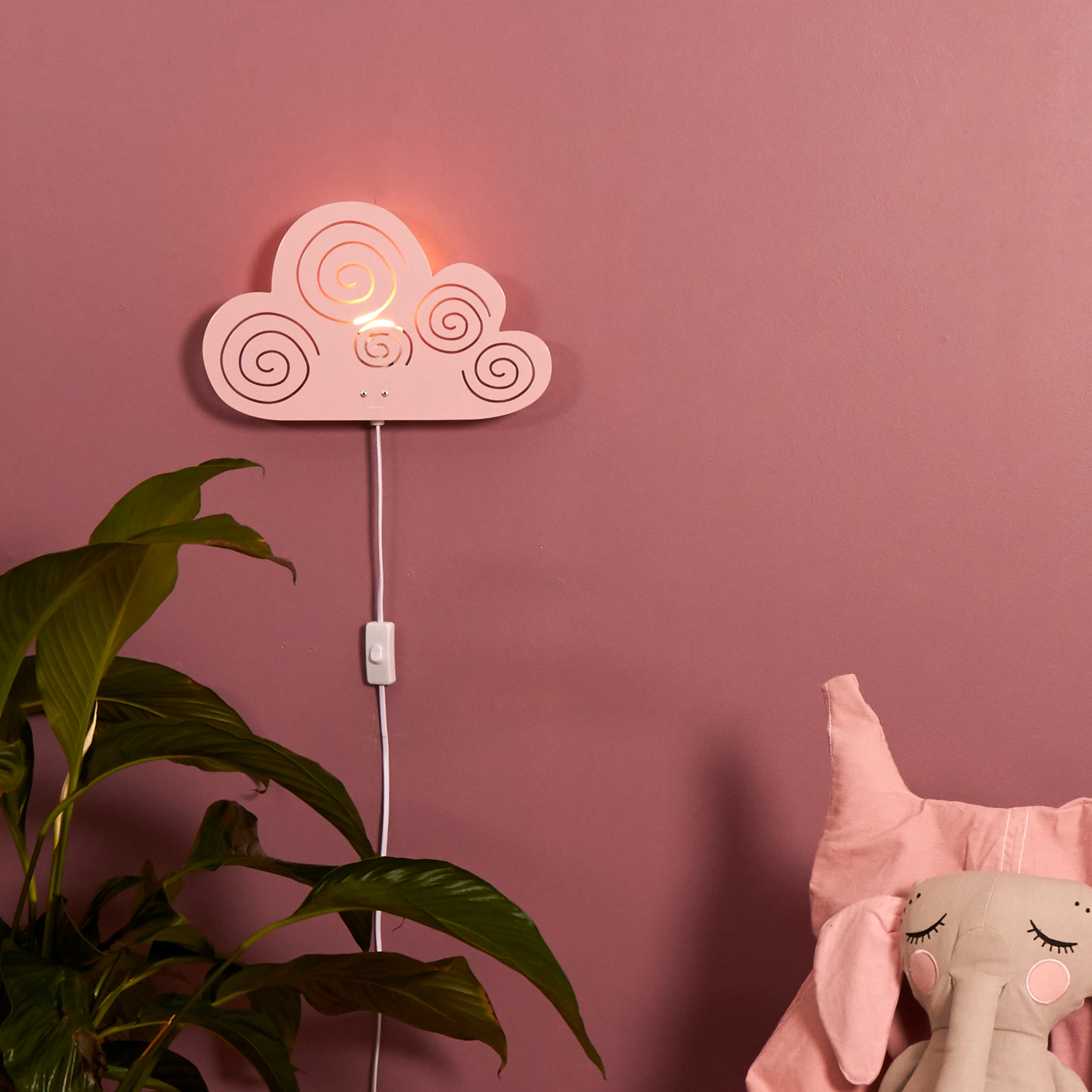 Wandlampe mit breitem Schirm - das Leuchtmittel ist verdeckt