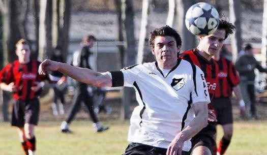 Tobias Michling (vorn) behauptet den Ball (Foto:lr-online)