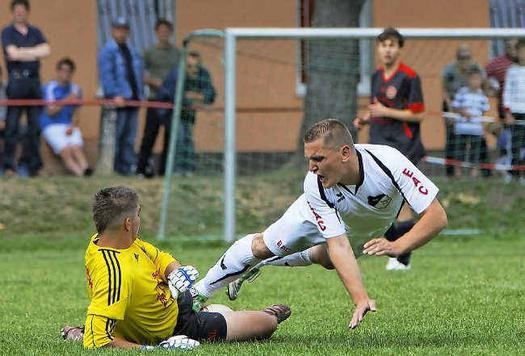 Miro Witczak (r.) mit vollem Einsatz beim Derby-Sieg (Foto:lr-online)