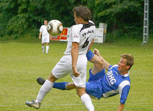 Kein vorbei kommen in dieser Szene an Gordon Noack (Nr.6) (Foto:lr-online)