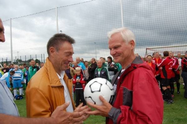 Dietmar Kelle erhält die Urkunde für den 10.Platz
