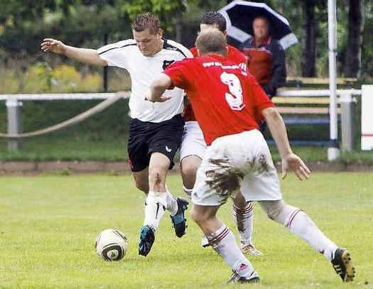 Miro Witczak (l.) setzt sich gegen zwei Gegenspieler durch (Foto:lr-online)