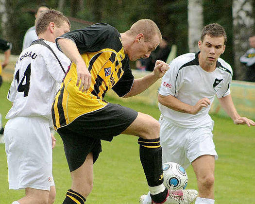 Robert Thoran (l.) und Philipp Adolph (r.) bedrängen einen Wacker-Spieler (Foto:lr-online)