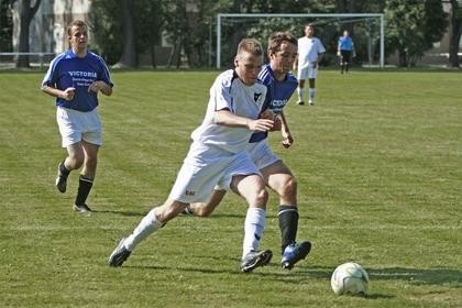 Die Nase vorn hat Robert Thoran (l.,Calau) im Laufduell mit Felix Peschmann (r.Wormlage).