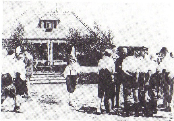 Mit einem Freundschaftsspiel wird der neue Sportplatz am 12.Juni 1932 eingeweiht (Foto Archiv H.Jurisch)