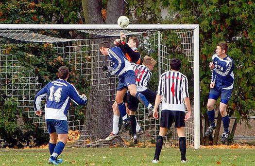 SV-Keeper Andreas Schippan und Abwehr-Spieler Martin Bräuer (Nr.13) verhindern in weiteres Gegentor (Foto:lr-online)