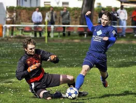 SV-Torhüter Thomas Schippan rettet in höchster Not gegen den Lübbenauer Zelder (r.) (Foto:lr-online)