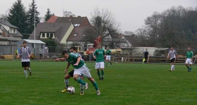 Martin Schäfer beim Kampf um den Ball (Foto:lr-online)