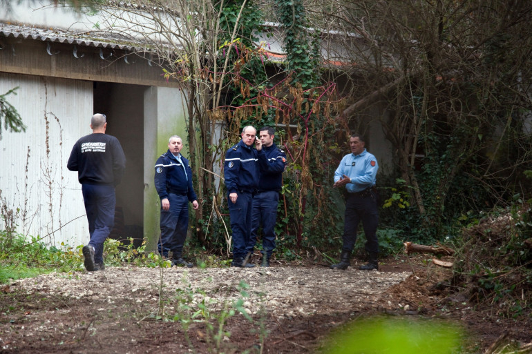 Les gendarmes enquêtent près d'une maison abandonnée