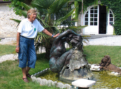 Danielle Bigata, devant son atelier à Saucats (Photographie de  F. Bergougnoux)