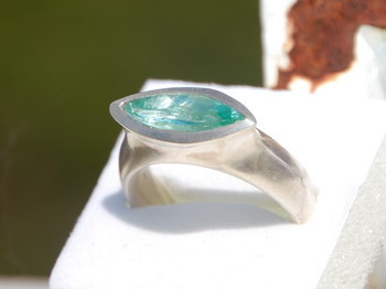 Ring mit gefaßtem Zirkon