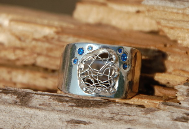 Ring mit klöppeleinsatz und Saphiren