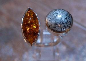 Zweifingerring mit Mokume Gane und Bernstein.