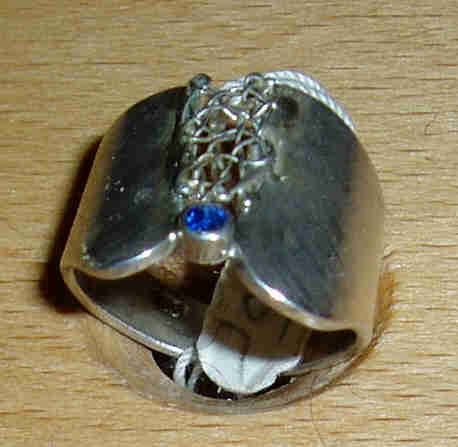 Ring mit  Klöppeleinsatz und Saphir