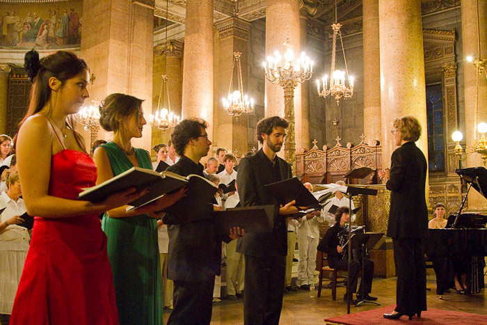 Les 4 solistes, la chef et le choeur