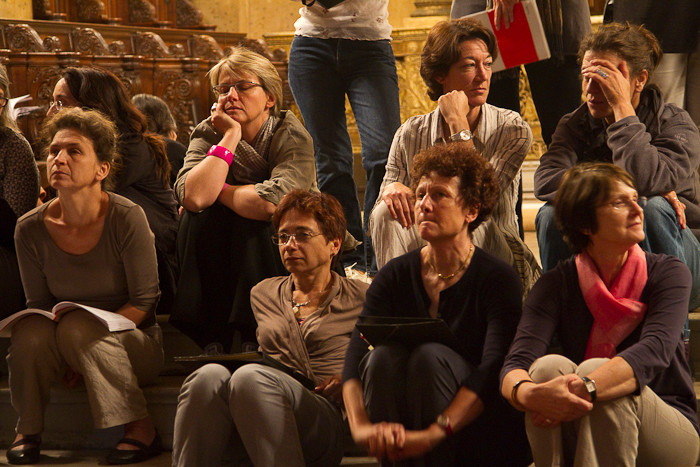 Les choristes écoutent les soli