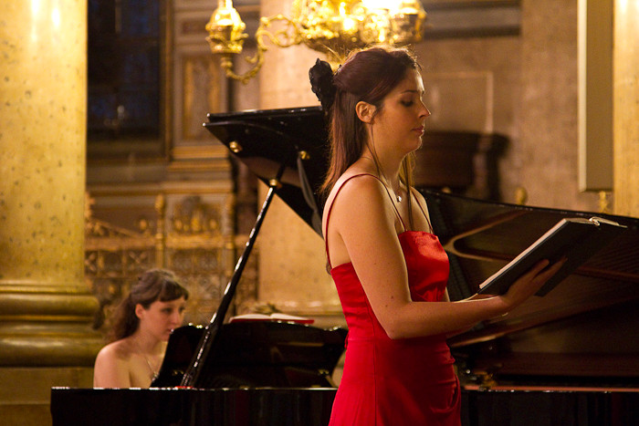 Sophie, la soliste soprane dans "O Salutaris"