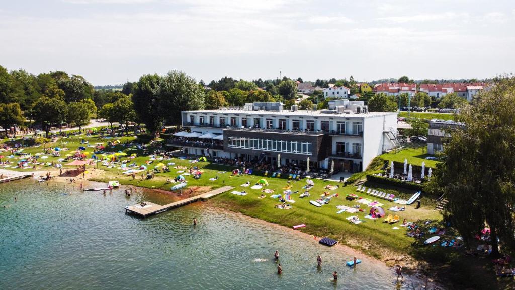 Neufeldersee Hotel & Restaurant, Eisenstädter-Straße 35,  2491 Neufeld an der Leitha