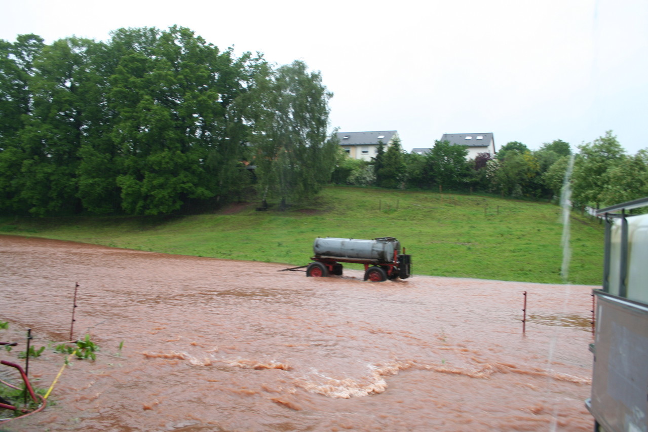 Unsere Koppel hinter dem Haus..... ein reißender Fluss....